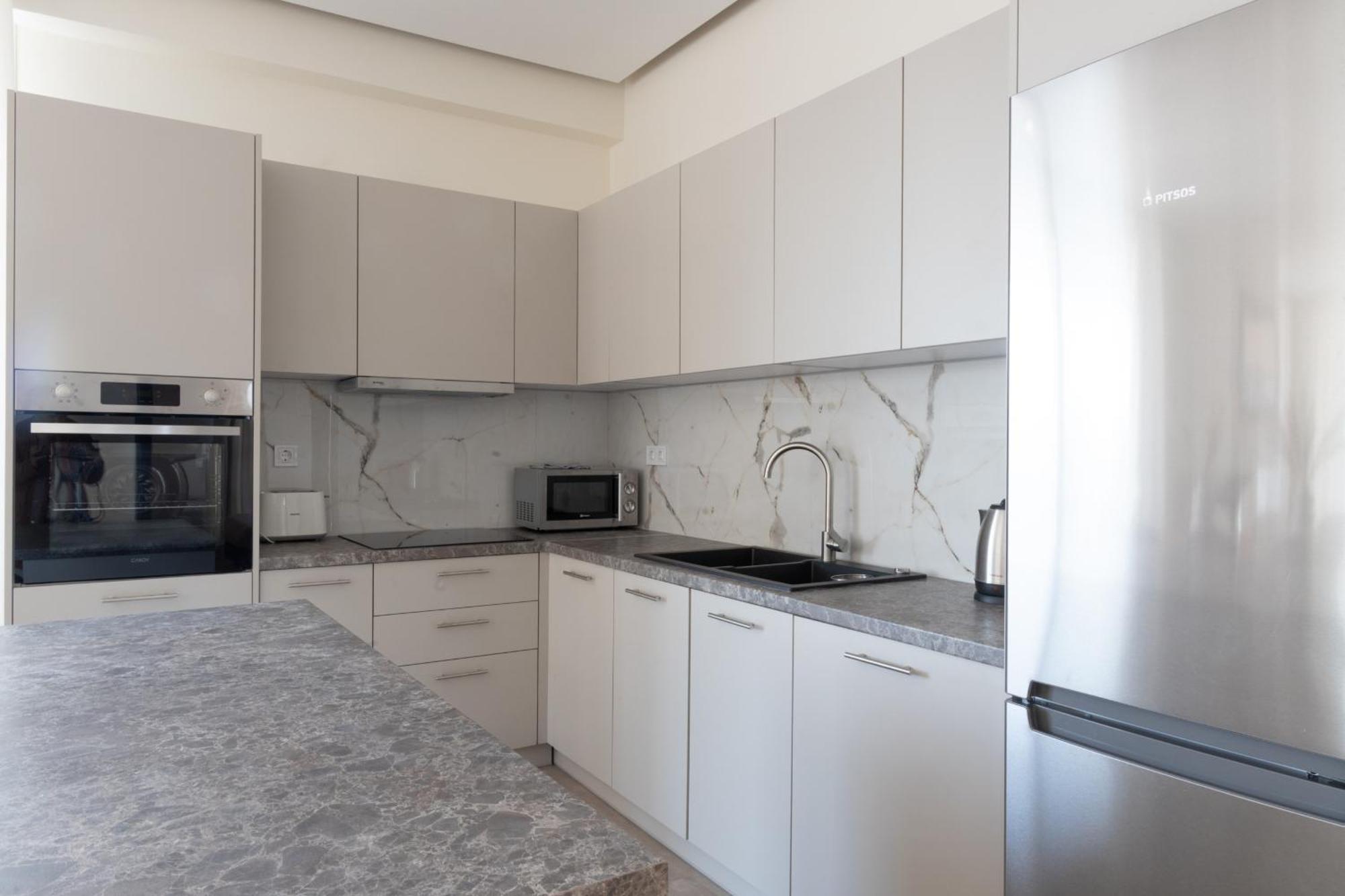 Luxurious 3-Bedroom Seaside Retreat Fully Renovated In 2025 Athens Exterior photo