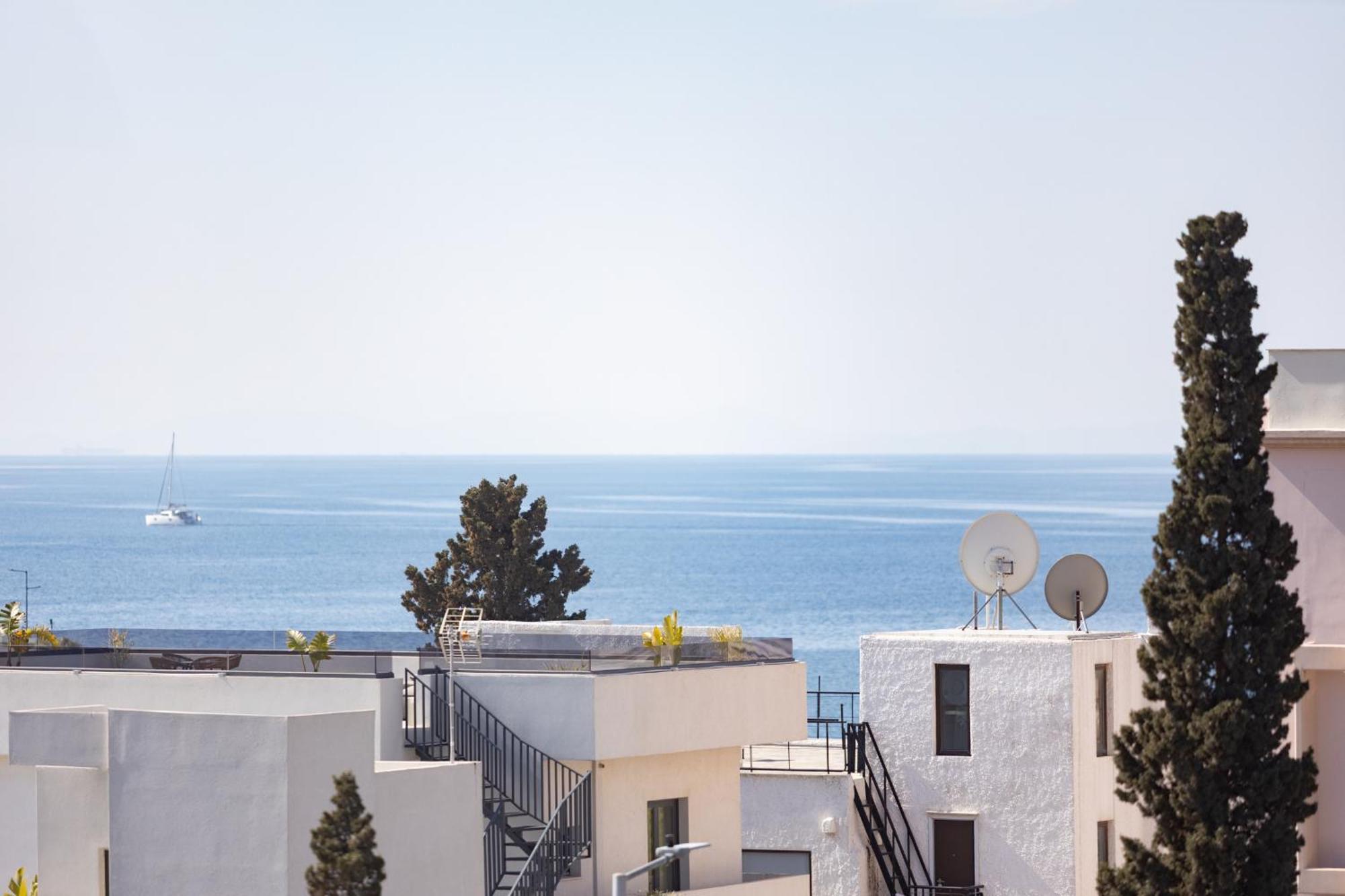 Luxurious 3-Bedroom Seaside Retreat Fully Renovated In 2025 Athens Exterior photo